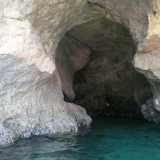 Anche qui la scogliera custodisce una serie di piccole grotte. La prima in particolare � caratterizzata da un ingresso ad arco...